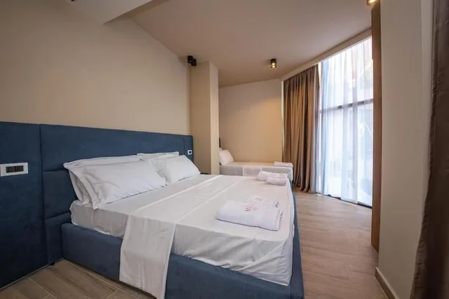 غرفة ثلاثية بثلاثة أسرّة بشرفة بإطلالة جزئية على البحر، Aldis Hotel 3/6