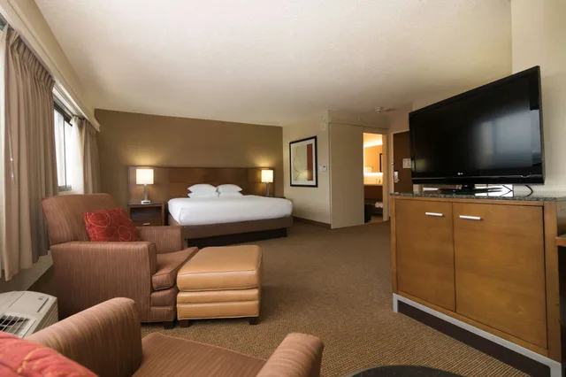 Room, King Bed, Bathtub, Corner, Accessible, DoubleTree by Hilton Hotel Spokane City Center 5/10