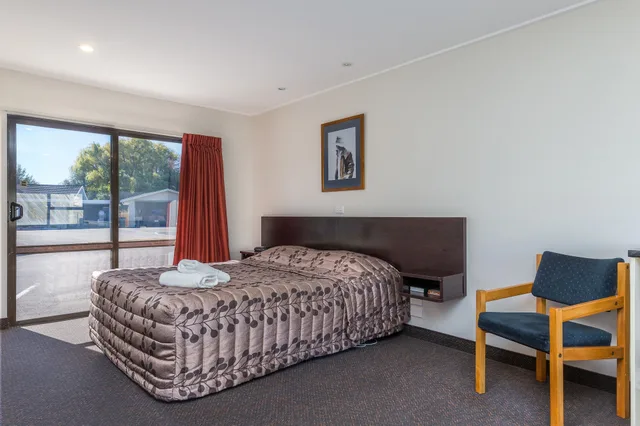 جناح بسرير كوين وسريرين منفصلين بغرفة نوم واحدة، Cherylea Motel 1/10