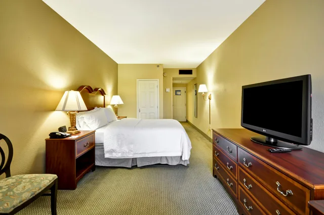 Room, Queen Bed, Hampton Inn Charleston Historic District 2/5