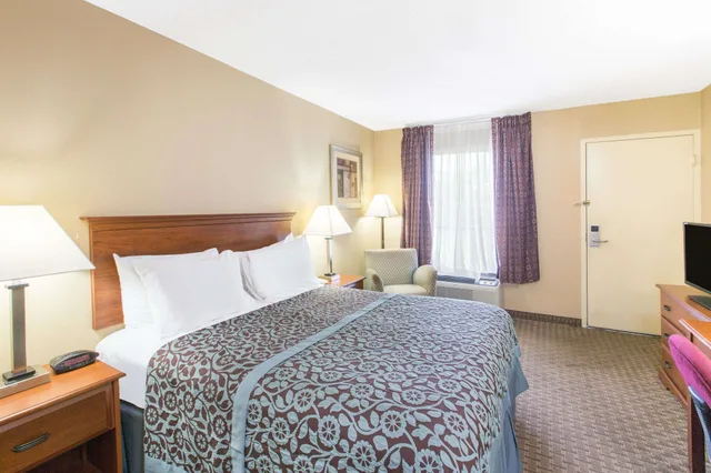 غرفة بسرير كينج للمدخنين لذوي الإعاقة، Days Inn by Wyndham Ripley 2/4