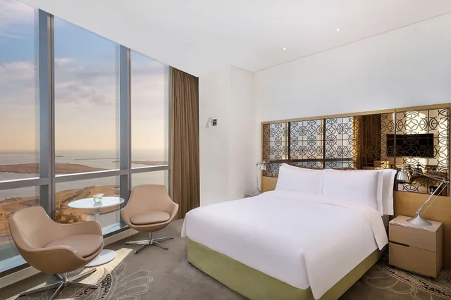 غرفة ديلوكس بسريرين منفصلين بإطلالة على البحر، Conrad Abu Dhabi Etihad Towers 3/6