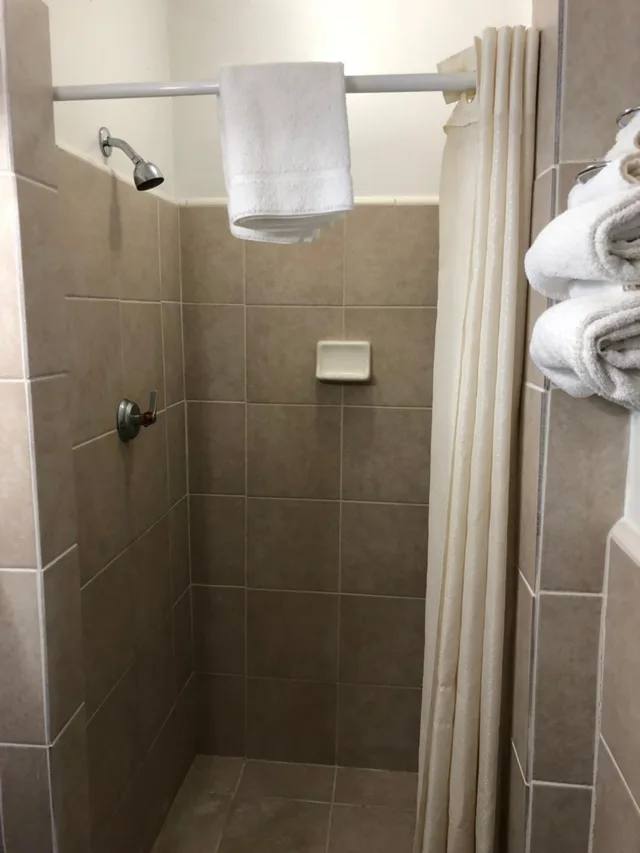 غرفة ثلاثية بإطلالة على البحيرة، Sun 'n Snow Motel 10/10