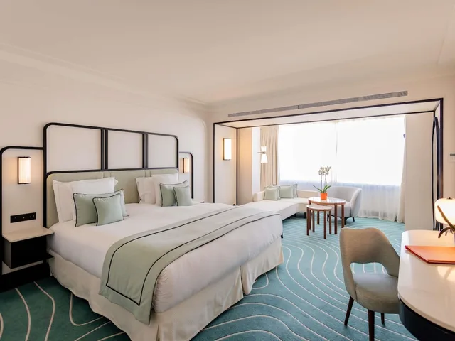 Junior Suite, King Bed, City View, Mondrian Cannes 3/10