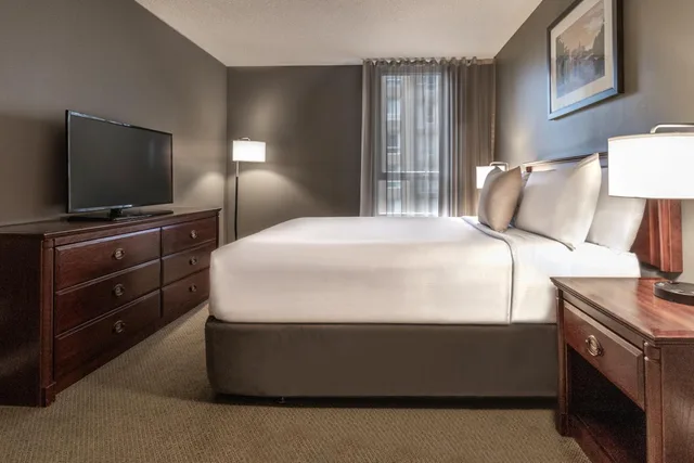 جناح بسريرين كوين بغرفتي نوم مع أريكة، Hotel Faubourg Montreal 7/10