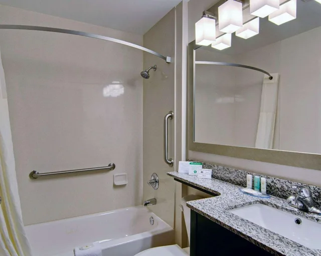 غرفة بسريرين كوين لذوي الإعاقة، Comfort Inn Mount Airy 4/4