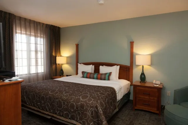 جناح بسرير كينج بغرفة نوم واحدة بمطبخ، Staybridge Suites Co Springs Air Force Academy 2/8