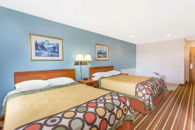 Studio, Suite, 2 Queen Beds, Super 8 By Wyndham Bedford 1/1