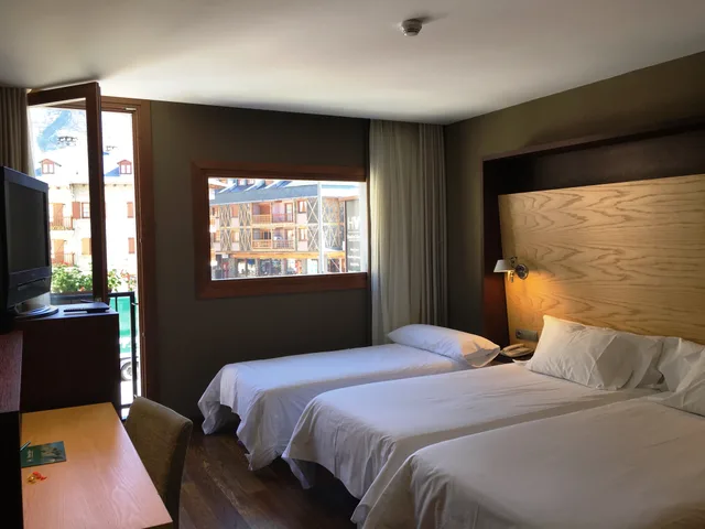 غرفة بسرير مزدوج مع سرير إضافي، Sommos Hotel Aneto 2/2