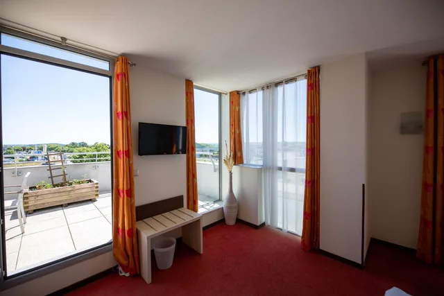 غرفة ديلوكس بسرير مزدوج بشرفة، Citotel Hostellerie Saint Vincent Beauvais 6/10