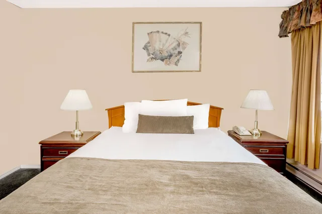 Efficiency, Queen Bed، Howard Johnson By Wyndham Downtown Kamloops 3/3