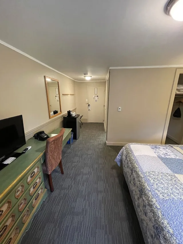 Deluxe, King Bed, Accessible, NORTHERN LIGHTS LODGE 2/5