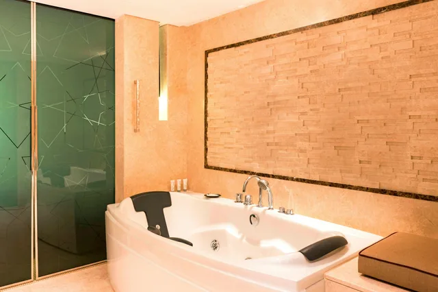 room, Le Meridien Dubai Hotel and Conference Centre 4/6