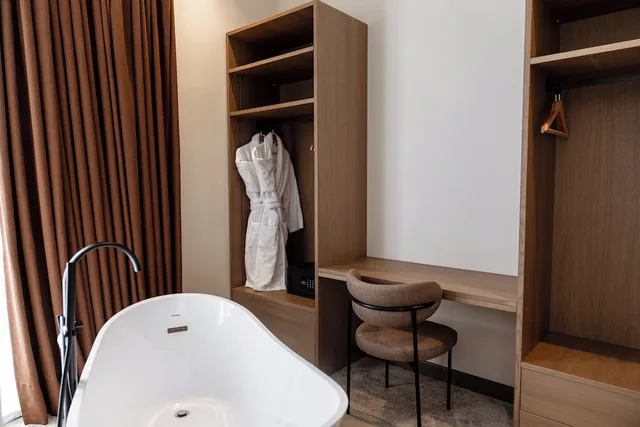 جناح ديلوكس بسرير كينج بشرفة مع أريكة، Grand Duka Hotel & Spa 8/9