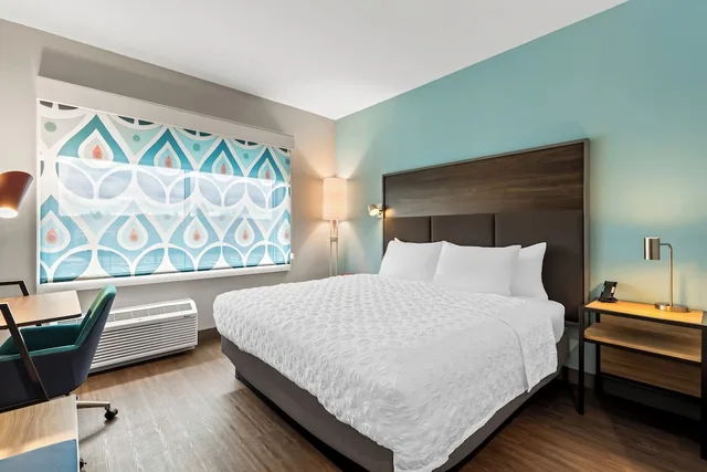 غرفة بسرير كينج بحوض استحمام، Tru by Hilton Aloha Beaverton 2/5