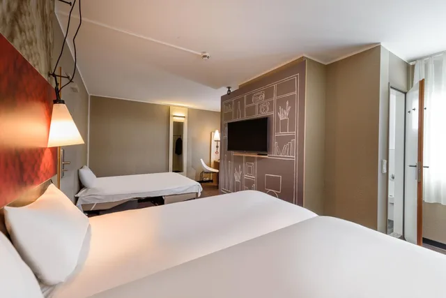 غرفة سوبيريور عائلية بسرير مزدوج مع أريكة، Ibis Frankfurt Centrum 3/10