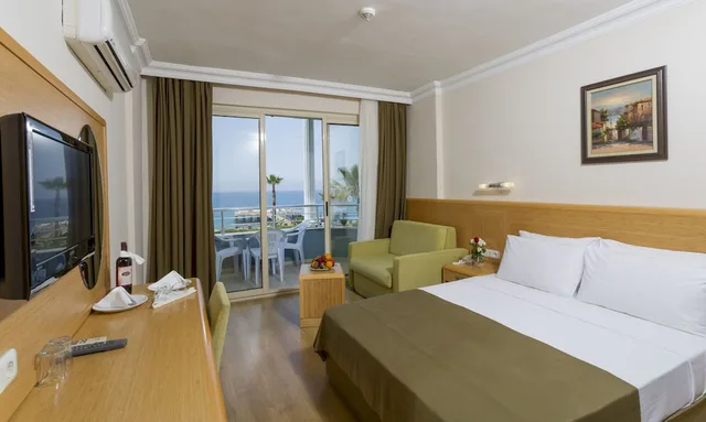 غرفة عائلية بسرير كوين وسريرين منفصلين، SENZA Grand Santana Hotel 1/5