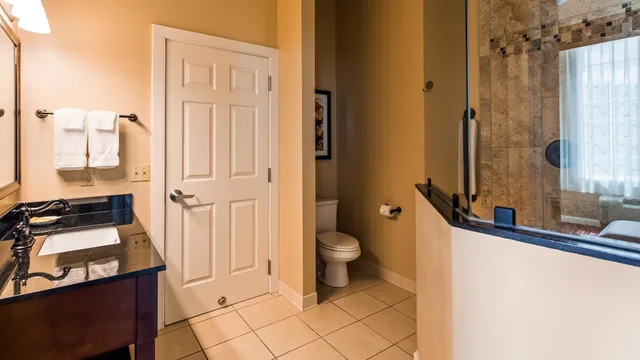 شقة بسرير فردي مع أريكة بحوض جاكوزي، Best Western Plus Dutch Haus Inn And Suites 7/7