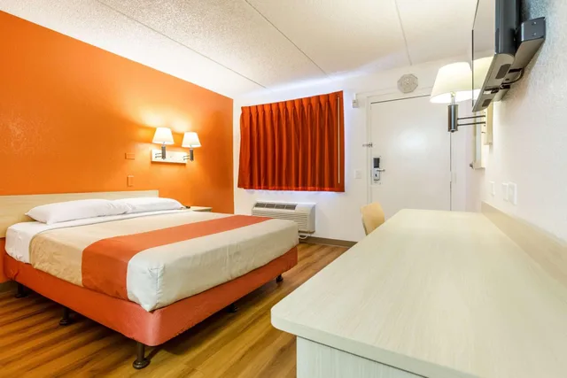 1 Full Bed ADA/Tub، Motel6 Tempe, AZ – Phoenix Airport – Priest Dr 1/9