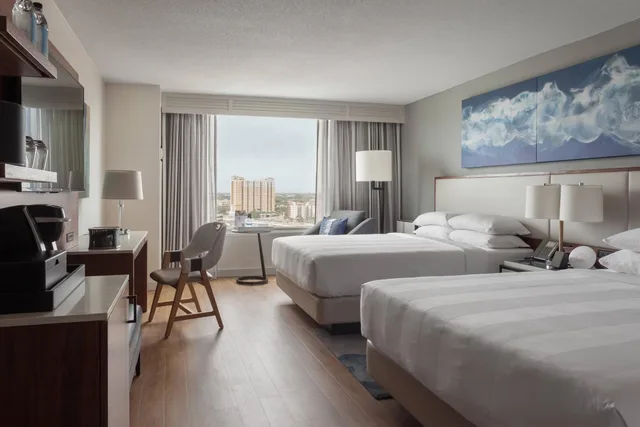 غرفة بسريرين كوين مع دخول الصالة، Tampa Marriott Water Street 3/6