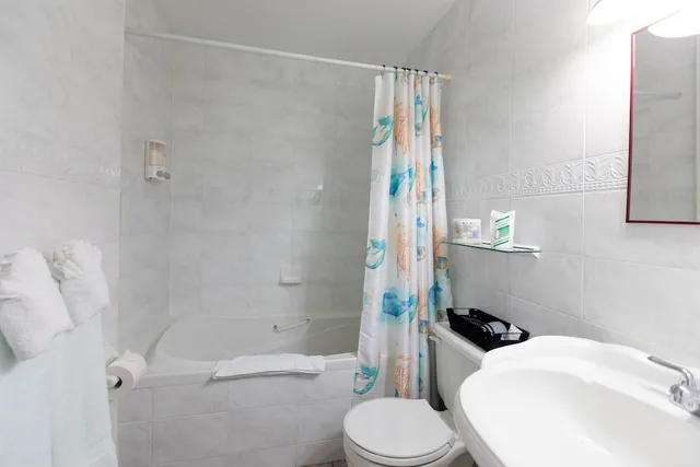 جناح بسرير كوين بمطبخ صغير، Prince Street Suites 2/2