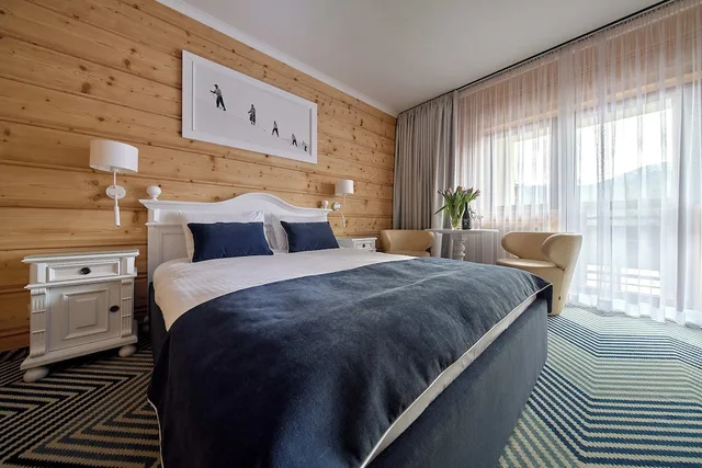 Deluxe, Queen Bed, Mountain View, WILLA JAN 1/3