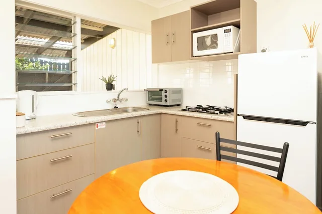 1 Bedroom, Apartment, King Bed, Kitchen, Cascade Garden Apartments 3/4