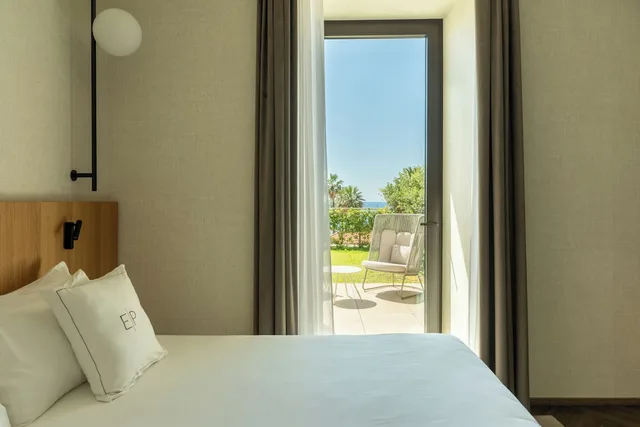 غرفة ديلوكس بسرير كينج بإطلالة على البحر بشرفة، Hotel Europa 3/6