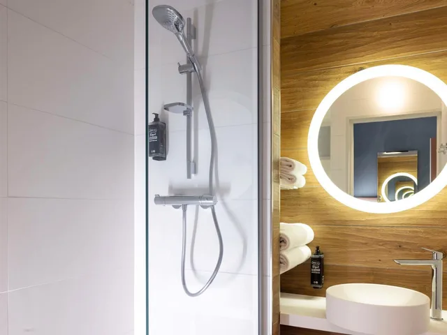 Room, Triple, 1 Double and 1 Single or 3 Single Beds, Chaise Lounge، Ibis Styles Les Houches Chamonix 3/6