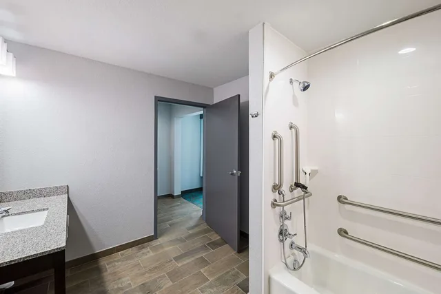 جناح بسريرين كوين لذوي الإعاقة، Comfort Inn & Suites Oklahoma City near Bricktown OK 2/2