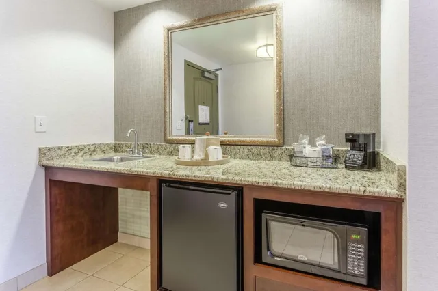 جناح بسرير كينج بشرفة لذوي الإعاقة، Hampton Inn Suites Saratoga Springs Downtown 10/10