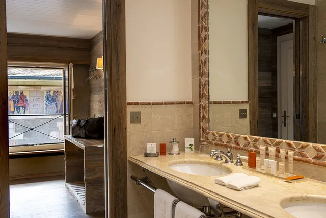 جناح جونيور بسرير كينج، Hotel Les Armures 4/5
