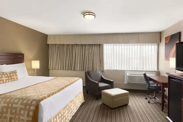 Room, King Bed, Days Inn by Wyndham Terrace 3/7