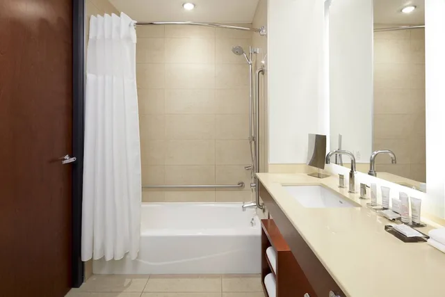 Concierge, King Bed، Montreal Airport Marriott In-Terminal Hotel 1/2