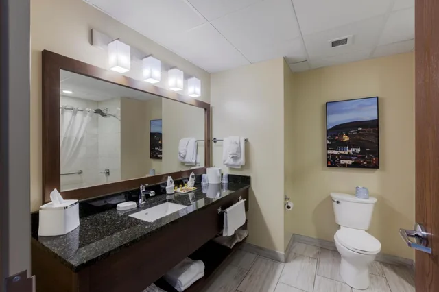غرفة بسرير كينج وسريرين كوين بحوض استحمام، Best Western Plus St. John s Airport Hotel and Suites 7/10