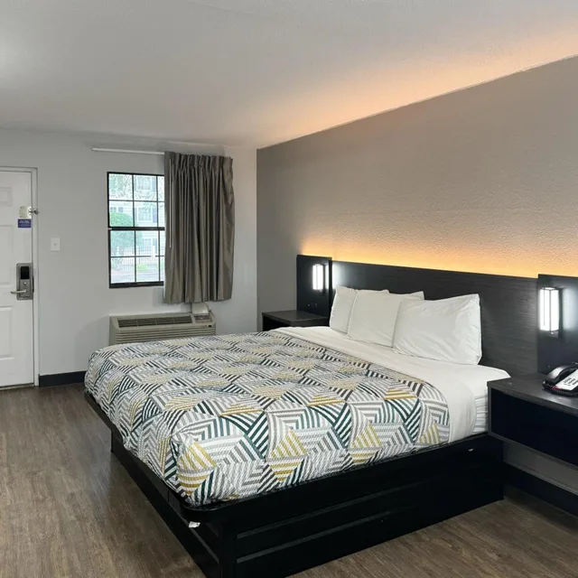 غرفة بسرير كينج للمدخنين، Motel6 Huntsville, AL - University Dr 1/9
