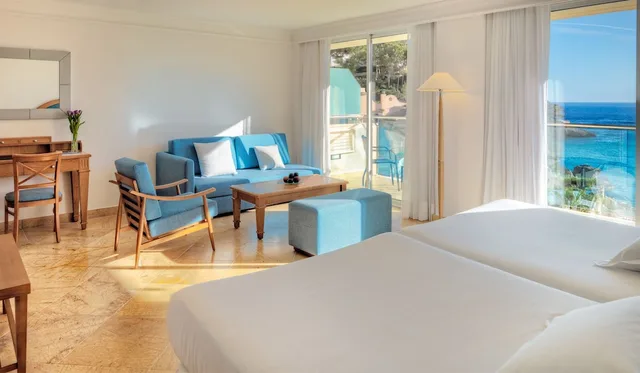 جناح جونيور مفردة بسريرين منفصلين بإطلالة جزئية على البحر مع أريكة، H10 Blue Mar - Adults Only 6/10