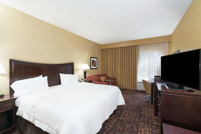 Room, King Bed, Sofa, Hampton Inn Corydon 1/3