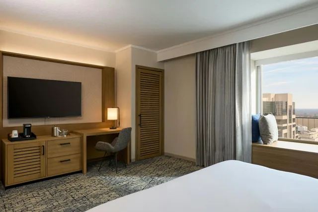 Guest Room, King Bed, City View, Low Floor, Sheraton Grand Sacramento 4/8