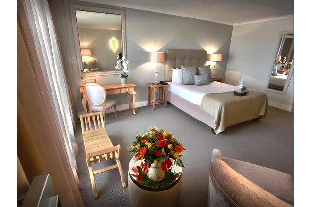 جناح بإطلالة على النهر مع أريكة، The Riverside Hotel 2/2