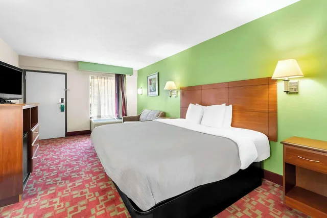 غرفة قياسية بسرير كينج، Quality Inn Selma NC 1/5