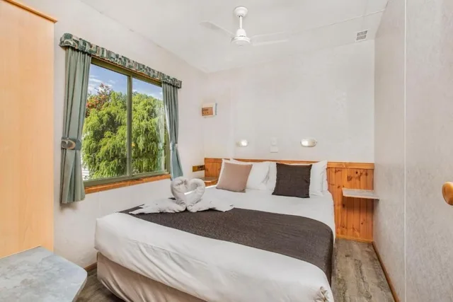 كابينة ديلوكس بسرير كوين وسرير فردي بغرفتي نوم، Halls Gap Caravan and Tourist Park 3/4