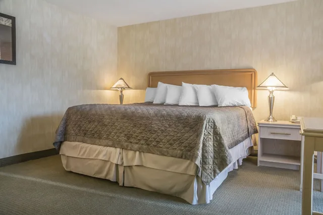 غرفة بسرير كينج بجاكوزي، Rodeway Inn Fallsview Niagara Falls 3/5
