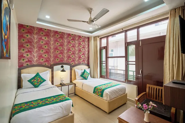غرفة بريميوم بسرير كوين وسريرين منفصلين، Treebo Roshan House 8/10