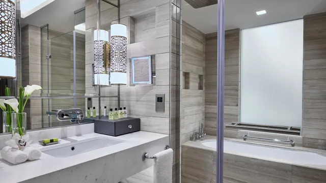 غرفة كلاسيكية مزدوجة بإطلالة على البحر، InterContinental Doha Beach and Spa 2/2