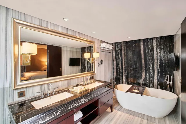 جناح تنفيذي بإطلالة على المدينة بحوض استحمام مع دخول الصالة، Vasa Hotel Surabaya 3/4