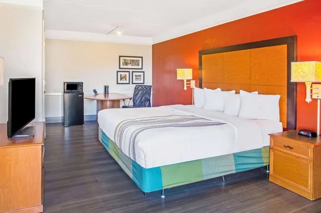 غرفة بسرير كينج بحوض استحمام لذوي الإعاقة، La Quinta Inn Victoria 4/6