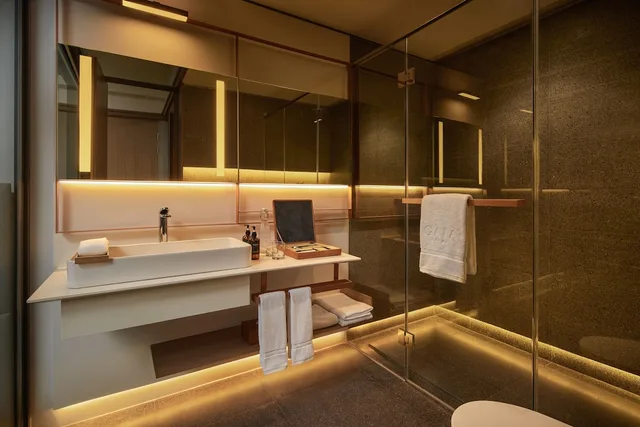 Deluxe, King Bed, City View, Balcony, The Gaia Hotel Bandung 3/3