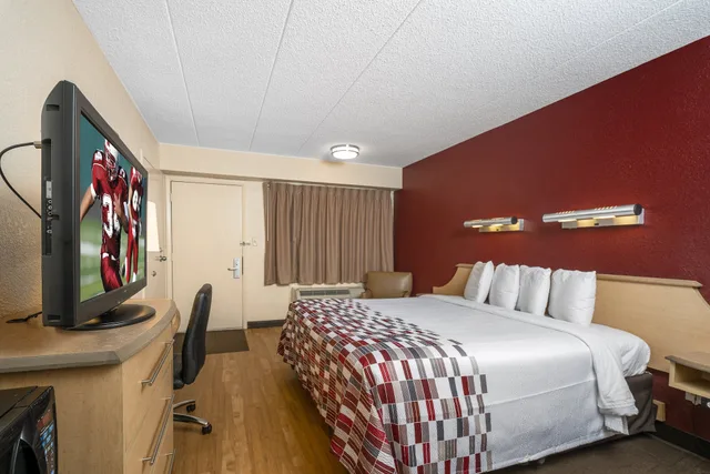 غرفة قياسية بسرير كينج لذوي الإعاقة، Red Roof Inn Detroit Metro Airport - Taylor 8/10