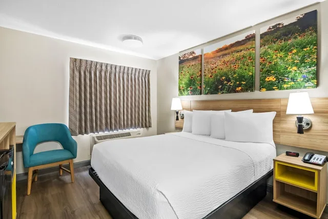 غرفة بسرير كوين لذوي الإعاقة، Days Inn & Suites by Wyndham DeSoto 1/5